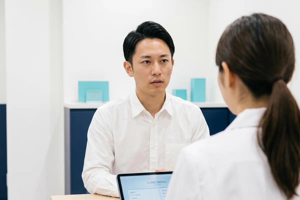 ハイドラフェイシャルが効果ない場合のクリニック相談を受ける30代男性