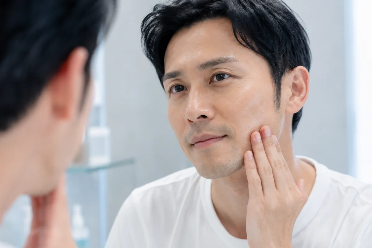 ハイドラフェイシャル施術後の毛穴の変化を実感する30代男性