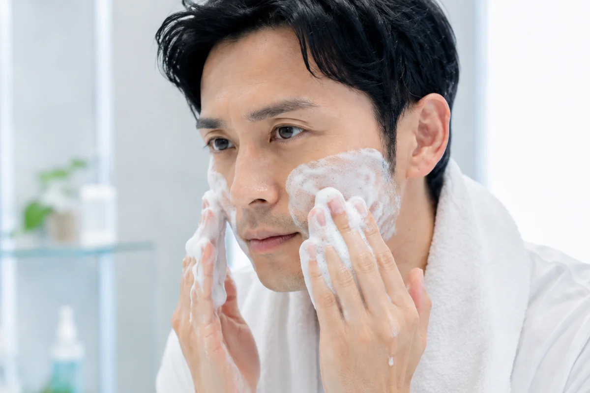 ハイドラフェイシャル後の毛穴ケアをホームケアで継続する30代男性