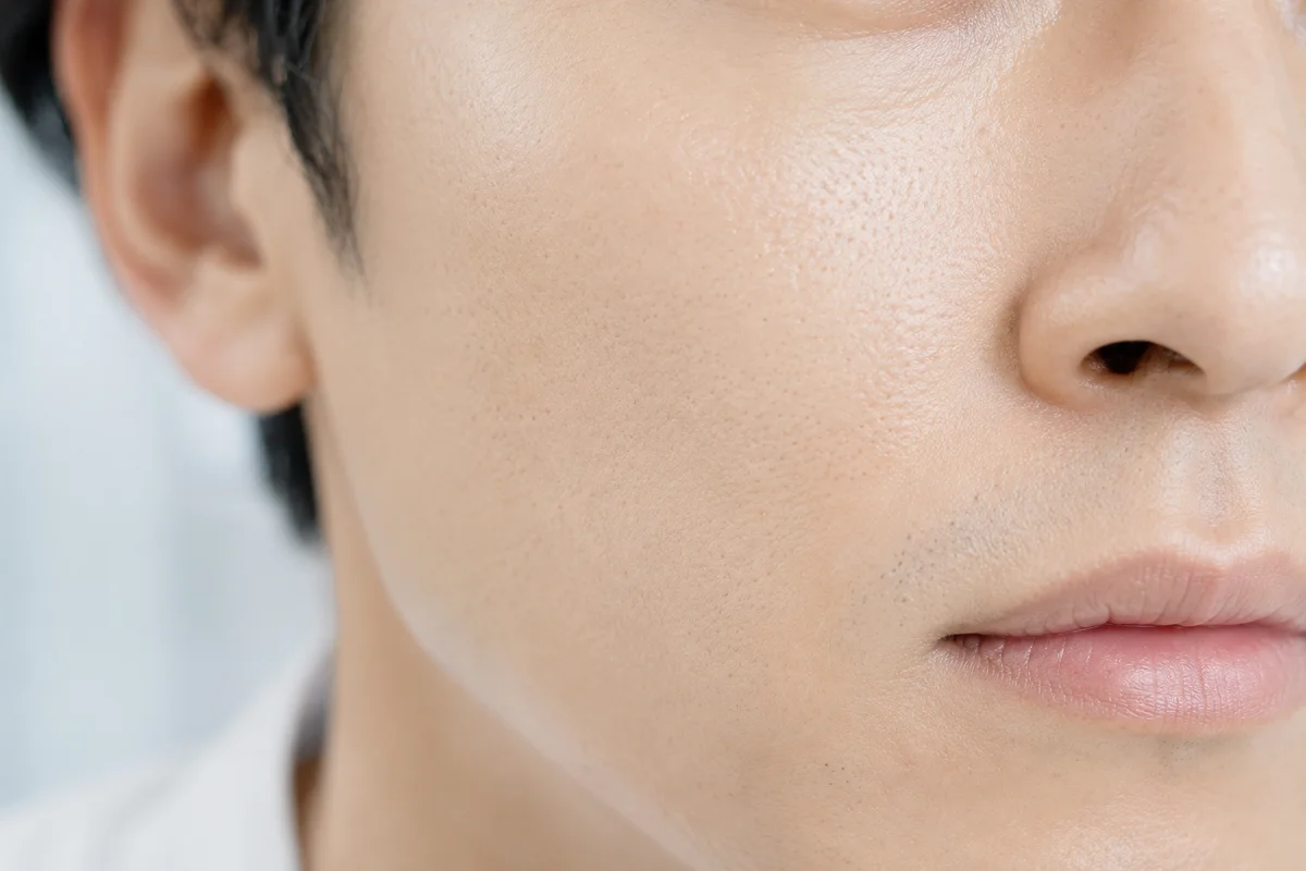 30代男性の毛穴タイプを確認する肌のクローズアップ