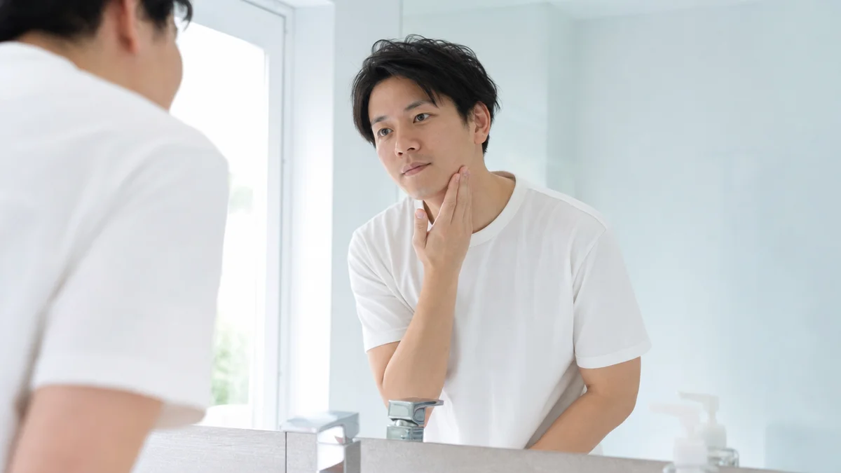 脂性肌 テカリ 抑える メンズ｜鏡で肌を確認する30代男性