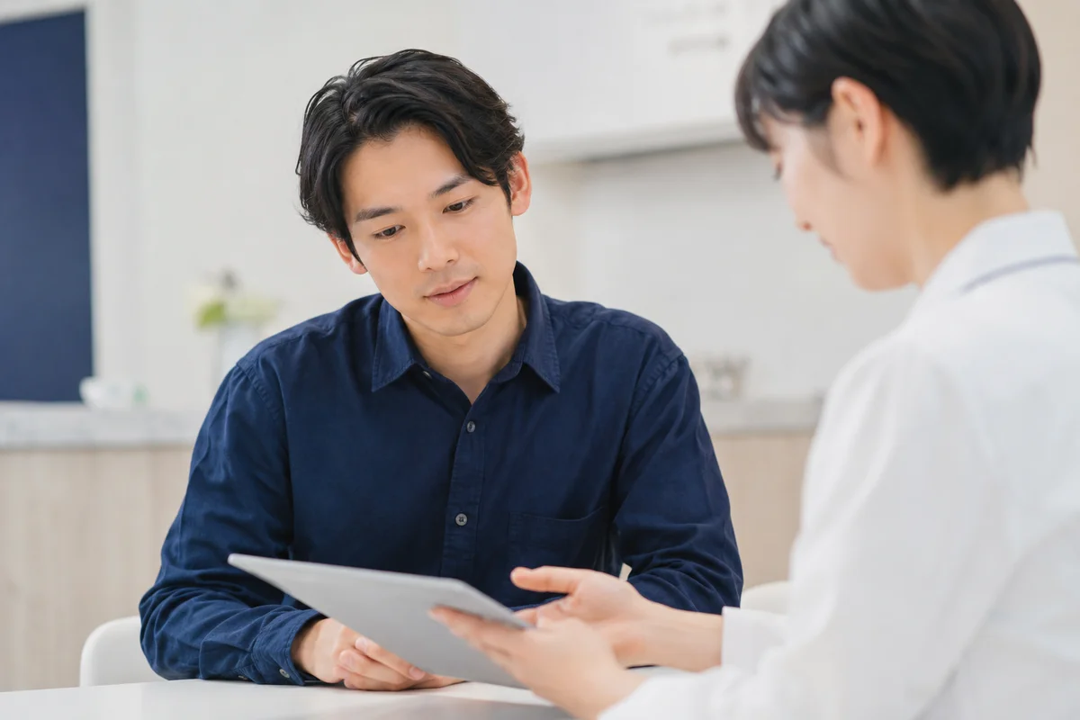 ダーマペンとピコレーザーのどっちを選ぶかクリニックで相談する30代男性