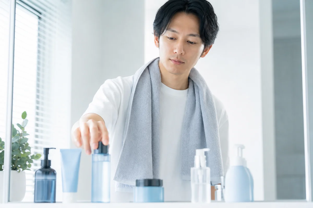 脂性肌 テカリ 抑える メンズ｜朝のスキンケアで化粧水を手に取る様子