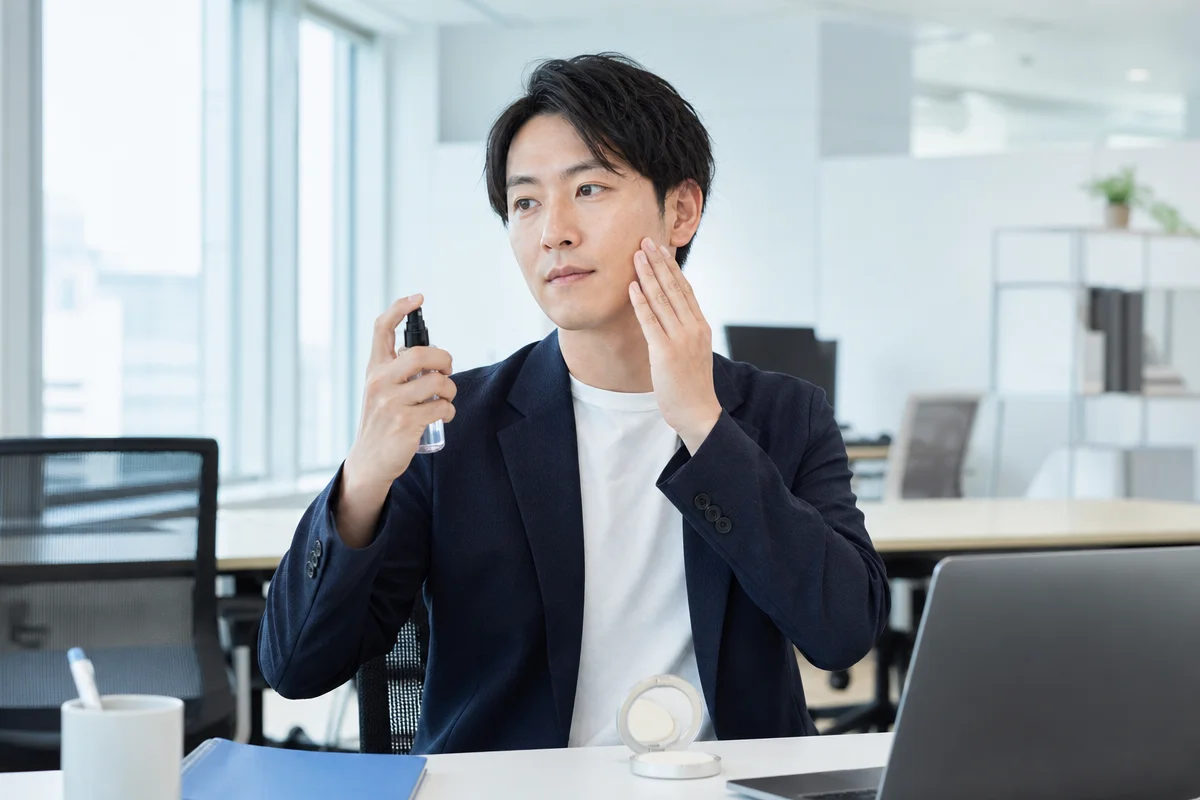 脂性肌 テカリ メンズ｜オフィスでミスト化粧水を使う30代男性